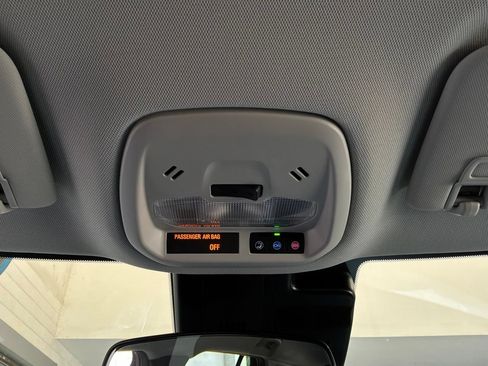 Used 2025 Chevrolet Trax LT w/ LT Convenience Package FWD image 16