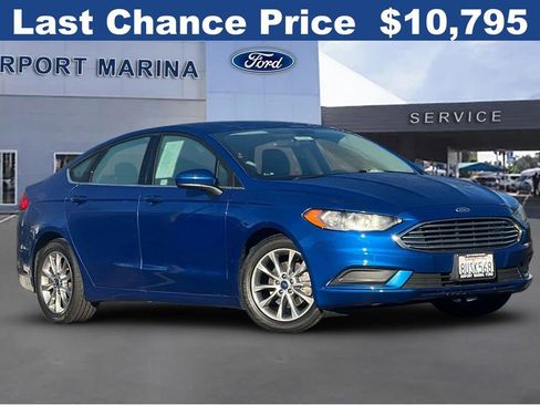 Used 2017 Ford Fusion SE w/ Fusion SE Technology Package image 2