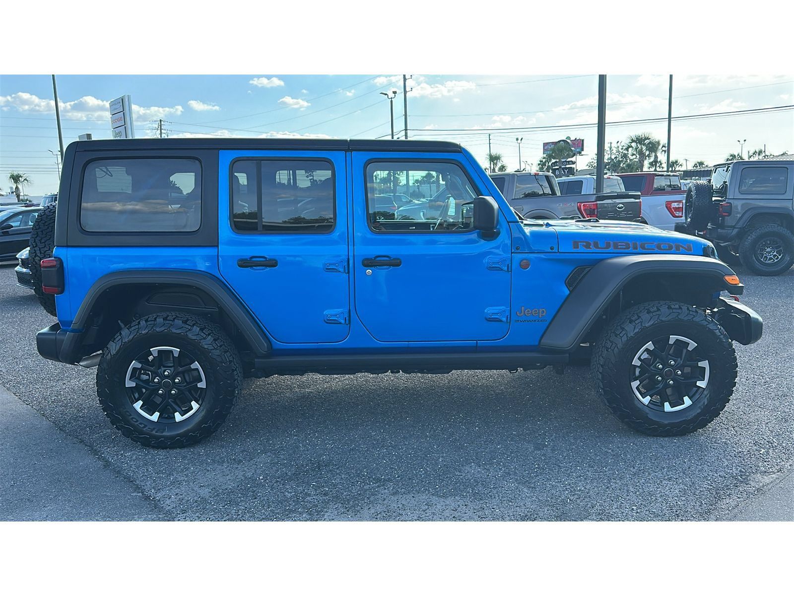 Used 2025 Jeep Wrangler Unlimited Rubicon w/ Convenience Group AWD/4WD image 7
