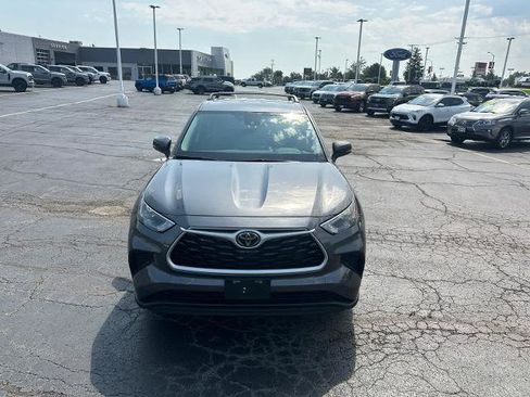 Used 2023 Toyota Highlander L FWD image 3