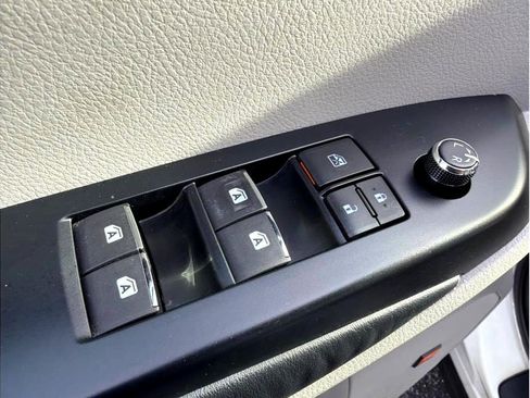 Used 2014 Toyota Highlander Limited image 9