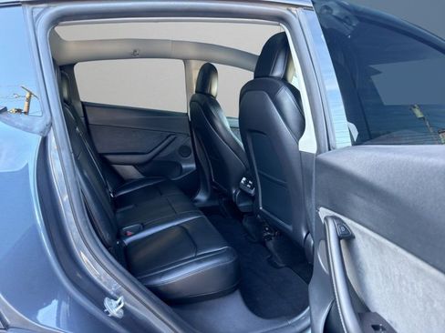 Used 2022 Tesla Model Y Performance image 12