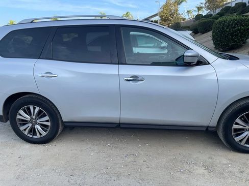 Used 2019 Nissan Pathfinder SL FWD image 12