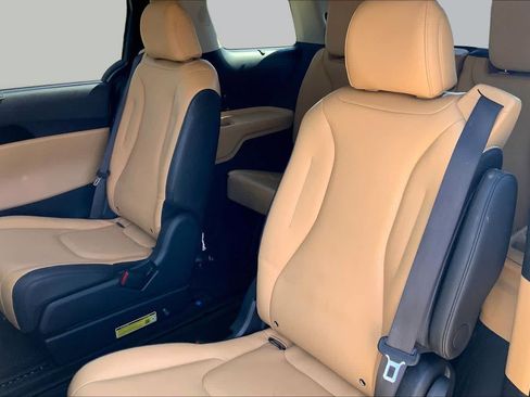 Certified 2024 Kia Carnival EX FWD image 21