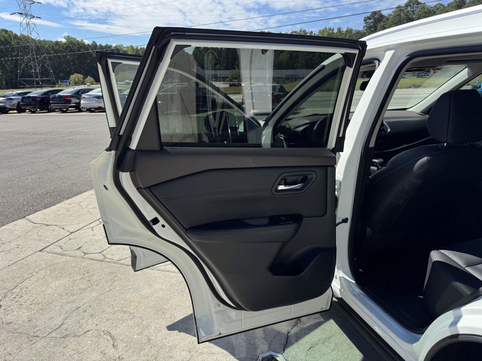 Used 2023 Nissan Rogue SL FWD image 8