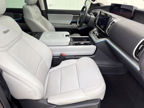 Used 2025 Ford Expedition Platinum w/ Driver's Package AWD/4WD image 30