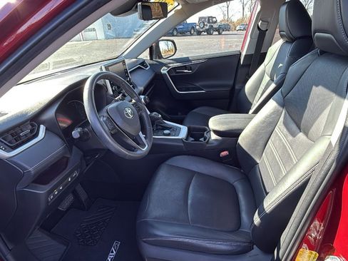 Used 2019 Toyota RAV4 Limited image 29