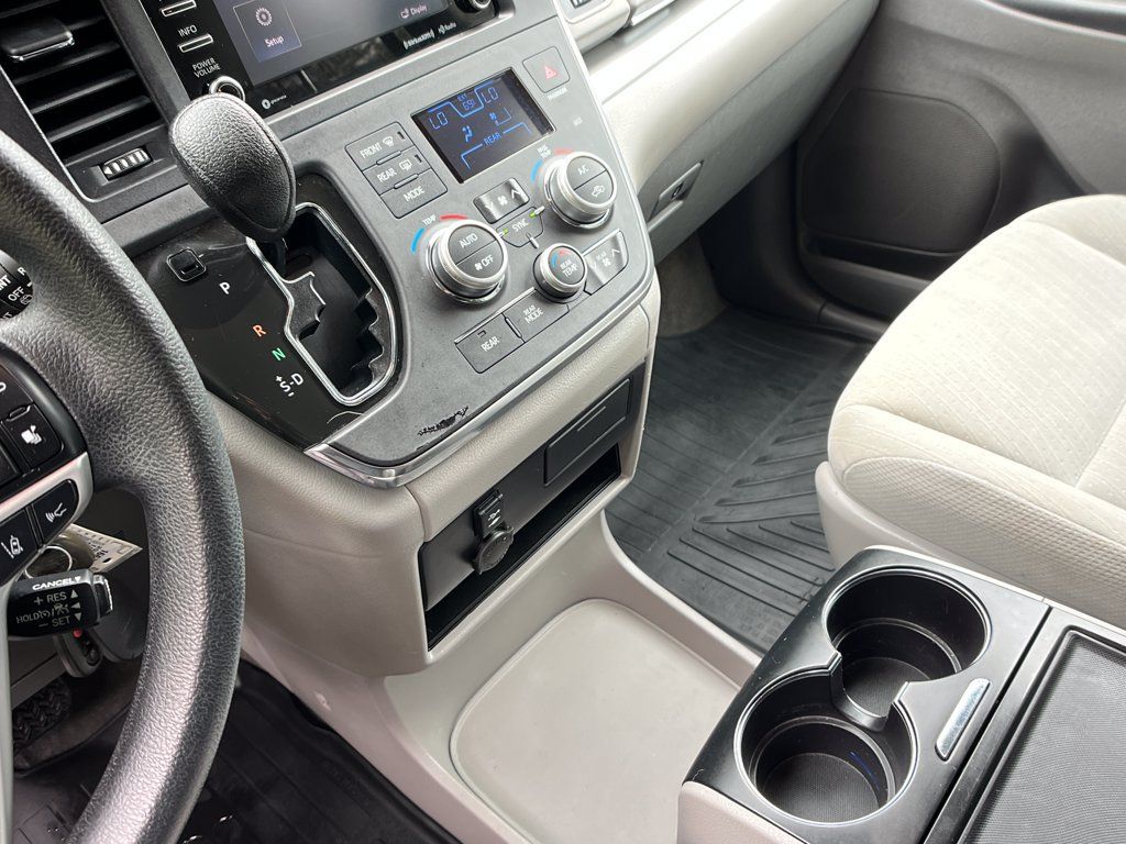 Used 2018 Toyota Sienna LE AWD/4WD image 19