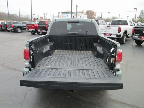 Used 2022 Toyota Tacoma TRD Off-Road image 7