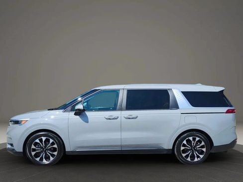 Used 2024 Kia Carnival EX FWD image 5