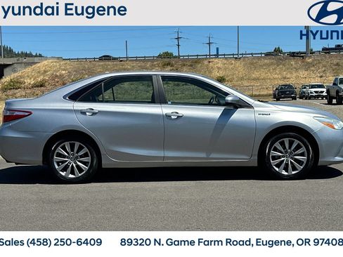 Used 2016 Toyota Camry XLE w/ Moonroof Package FWD image 2