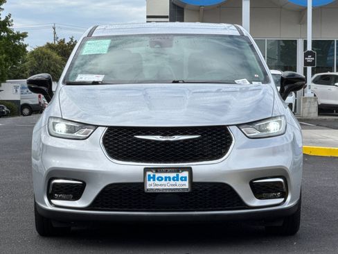 Used 2024 Chrysler Pacifica Touring-L FWD image 5