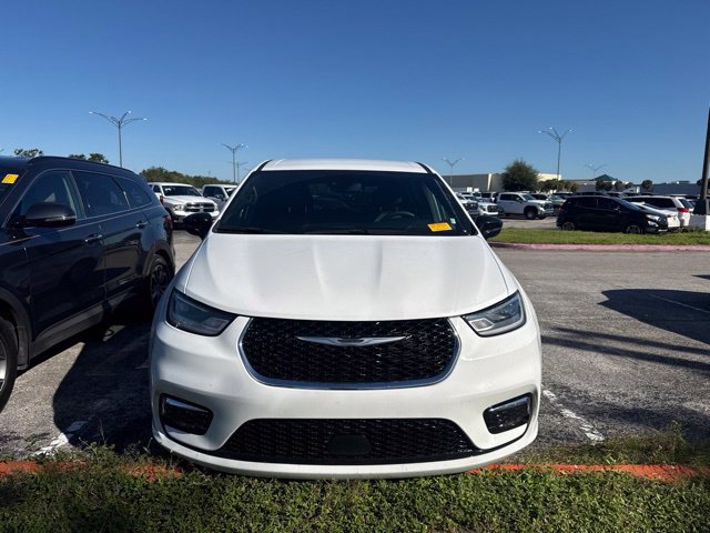 Used 2025 Chrysler Pacifica Select FWD image 2