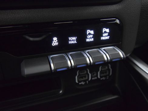 Used 2023 RAM 1500 Big Horn AWD/4WD image 36