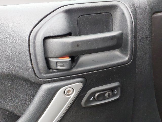 Used 2016 Jeep Wrangler Unlimited Rubicon w/ Connectivity Group AWD/4WD image 10