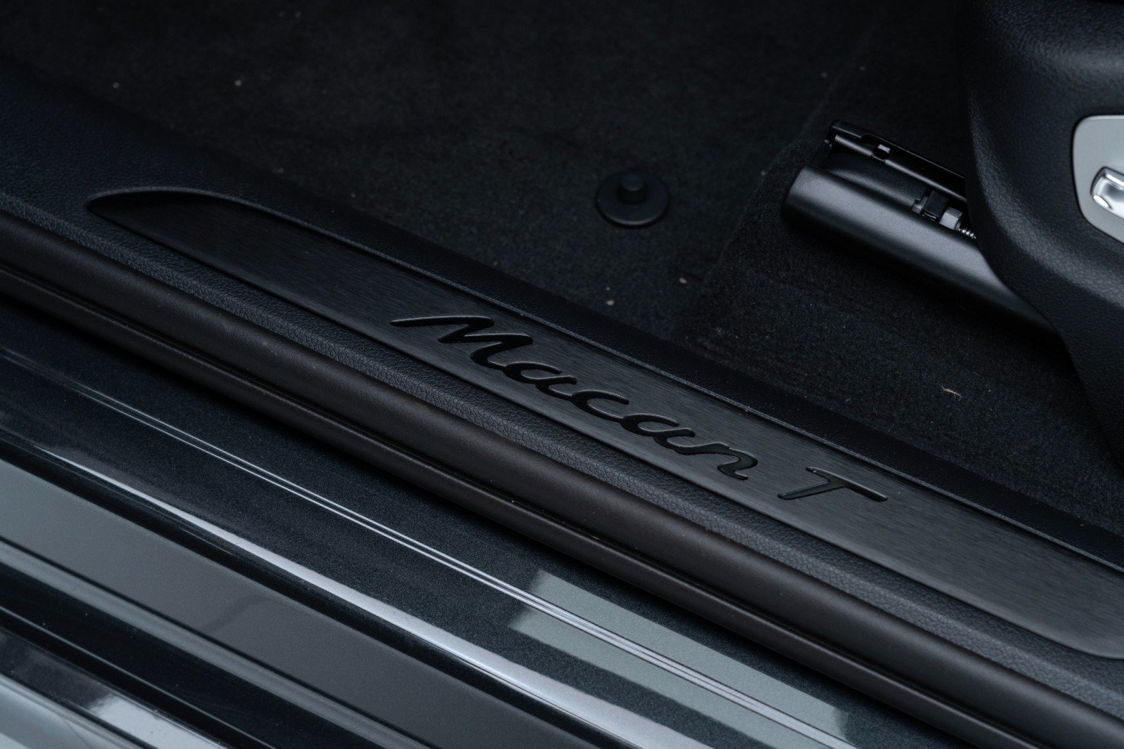 Certified 2025 Porsche Macan Turbo AWD/4WD image 14