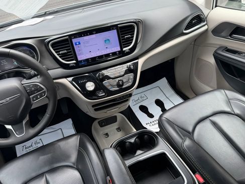 Used 2023 Chrysler Pacifica Touring-L FWD image 19