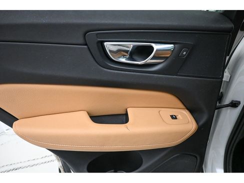 Used 2018 Volvo XC60 T6 Momentum w/ Vision Package image 21