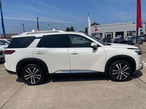 Used 2024 Nissan Pathfinder Platinum w/ Cargo Package AWD/4WD image 8