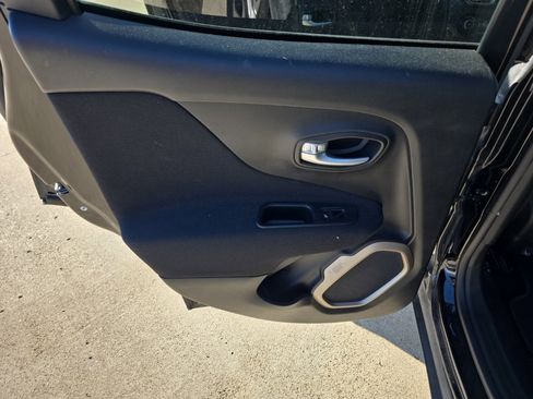 Used 2017 Jeep Renegade Latitude w/ Popular Equipment Group image 19