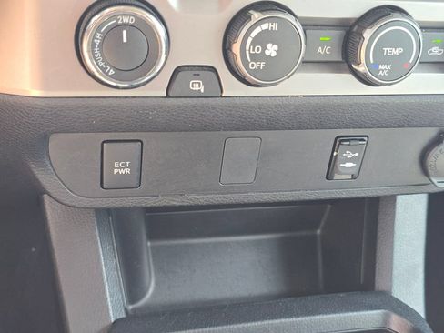 Used 2019 Toyota Tacoma SR AWD/4WD image 32
