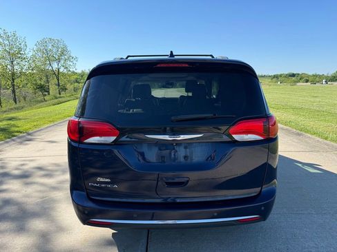 Used 2019 Chrysler Pacifica Touring-L Plus w/ Advanced Safetytec Group FWD image 4