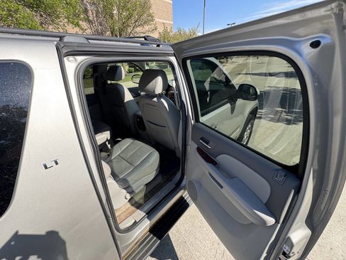 Used 2007 Chevrolet Suburban LT w/ LT Preferred Equipment Group AWD/4WD image 18