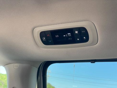 Used 2024 Chrysler Pacifica Touring-L FWD image 23