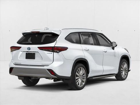 New 2026 Toyota Highlander Platinum image 2