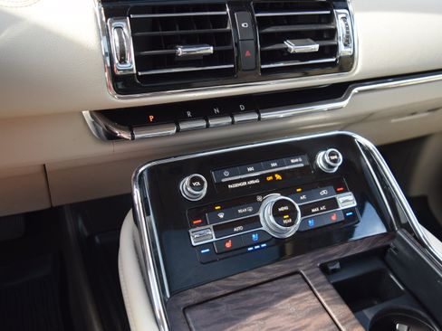 Used 2020 Lincoln Navigator Reserve w/ Luxury Package AWD/4WD image 17