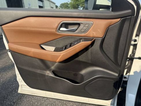 Used 2025 Nissan Rogue Platinum w/ Platinum Premium Package FWD image 28