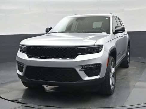 Used 2025 Jeep Grand Cherokee Limited w/ Black Appearance Package AWD/4WD image 37