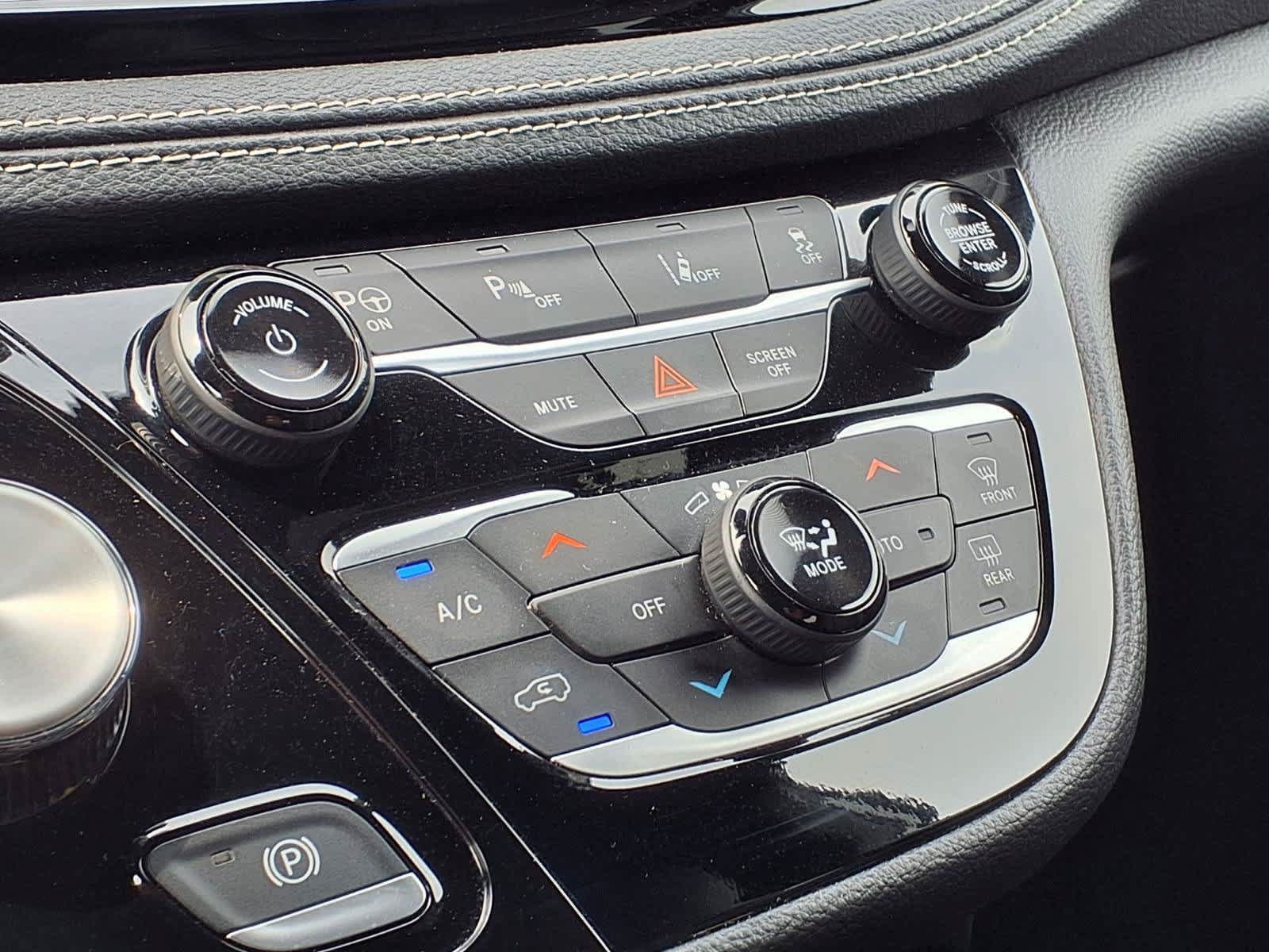 Used 2024 Chrysler Pacifica Limited FWD image 25