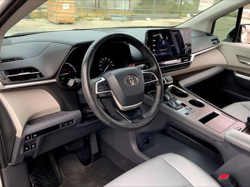 Used 2022 Toyota Sienna XLE image 23