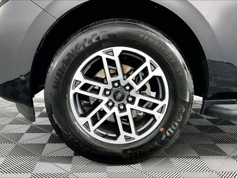 Used 2025 Ford Expedition Active RWD image 8