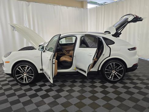 Certified 2025 Porsche Cayenne E-Hybrid Coupe AWD/4WD image 14
