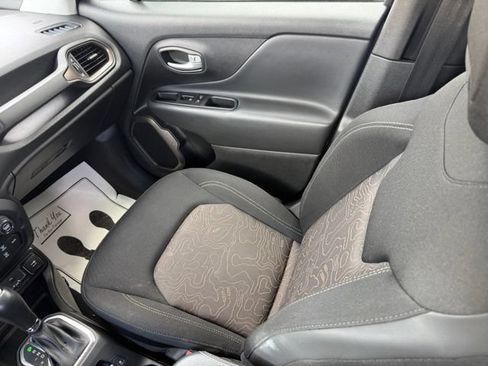 Used 2023 Jeep Renegade Latitude AWD/4WD image 19