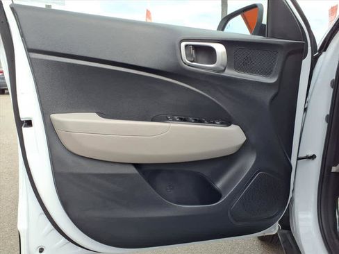 Used 2025 Hyundai Venue SEL image 18