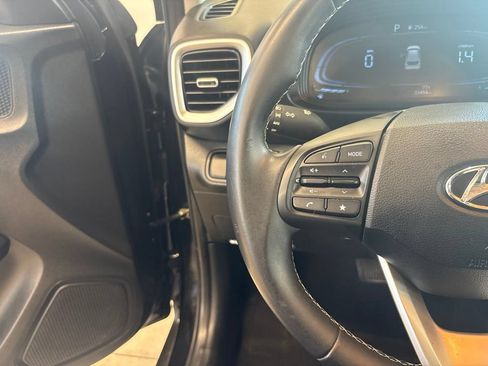 Used 2023 Hyundai Venue SEL FWD image 19