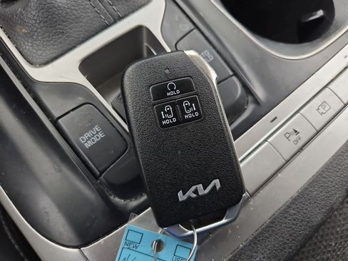 Used 2022 Kia Carnival LX FWD image 30