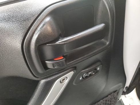 Used 2018 Jeep Wrangler Unlimited Sahara w/ Connectivity Group AWD/4WD image 13