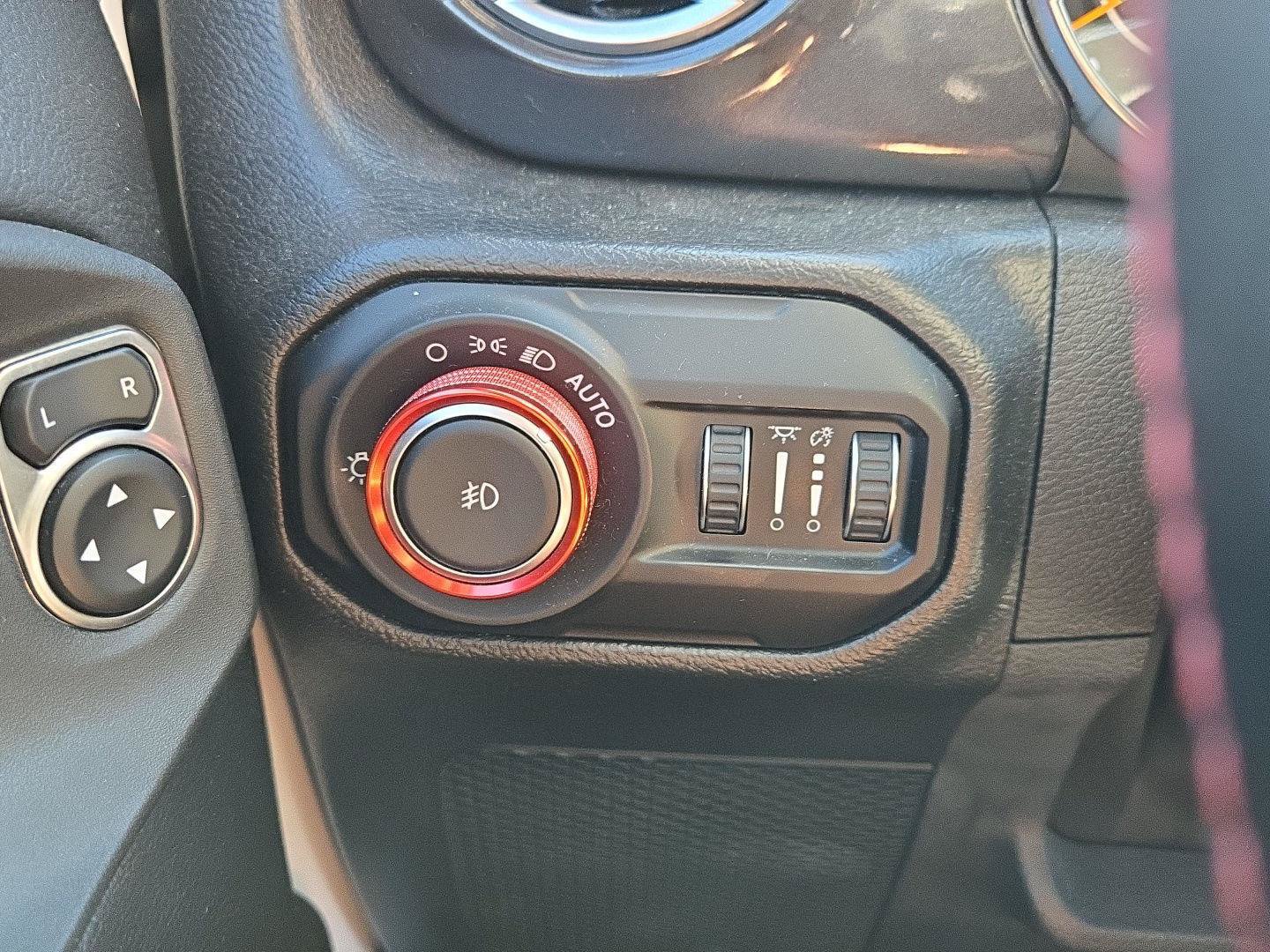 Used 2022 Jeep Wrangler Unlimited Sahara AWD/4WD image 21