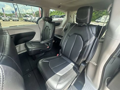 Used 2024 Chrysler Pacifica Touring-L FWD image 18