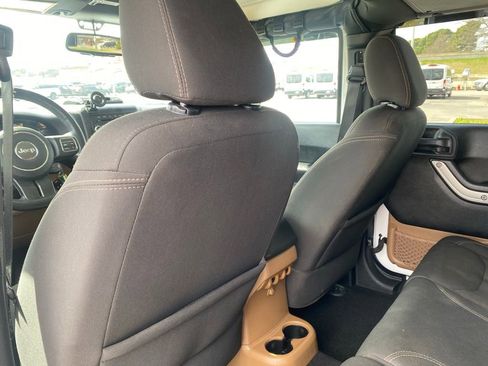 Used 2016 Jeep Wrangler Unlimited Sahara w/ Connectivity Group image 26