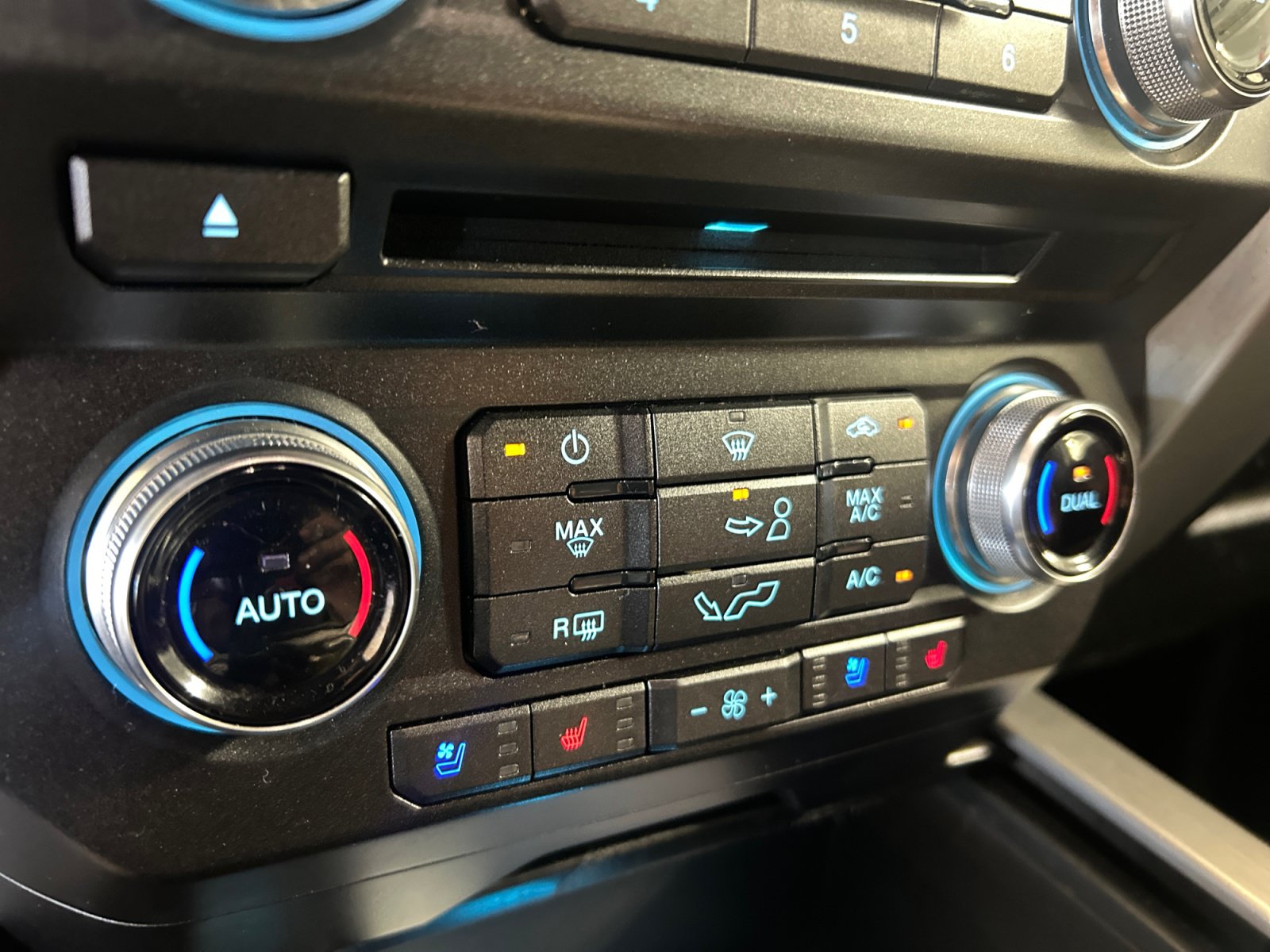 Used 2018 Ford F150 Platinum w/ Equipment Group 701A Luxury AWD/4WD image 16