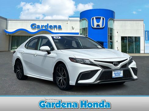 Used 2024 Toyota Camry SE FWD image 1