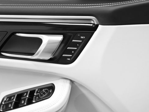 Certified 2024 Porsche Macan AWD/4WD image 28