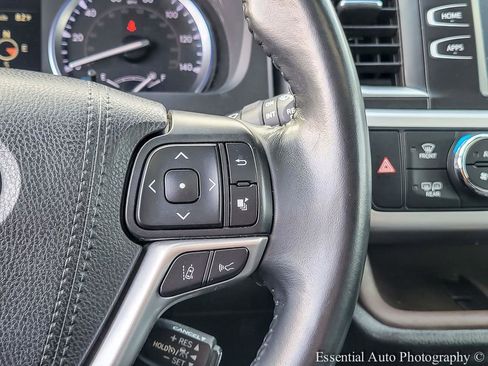 Used 2019 Toyota Highlander XLE AWD/4WD image 18