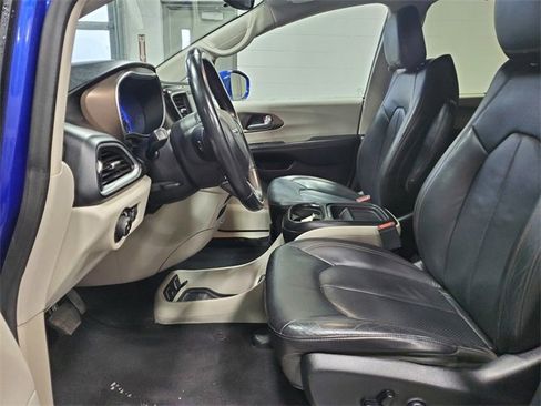 Used 2018 Chrysler Pacifica Touring-L image 10