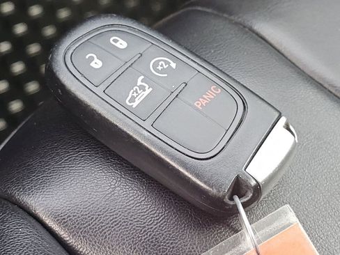 Used 2019 Jeep Cherokee Latitude Plus w/ Comfort/Convenience Group AWD/4WD image 31